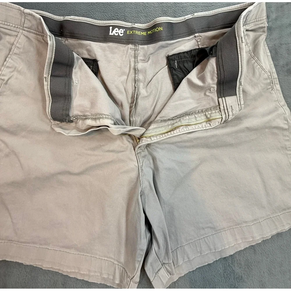 Lee Extreme Motion Mens Khaki Chino Shorts Tan Flat Front Size 54